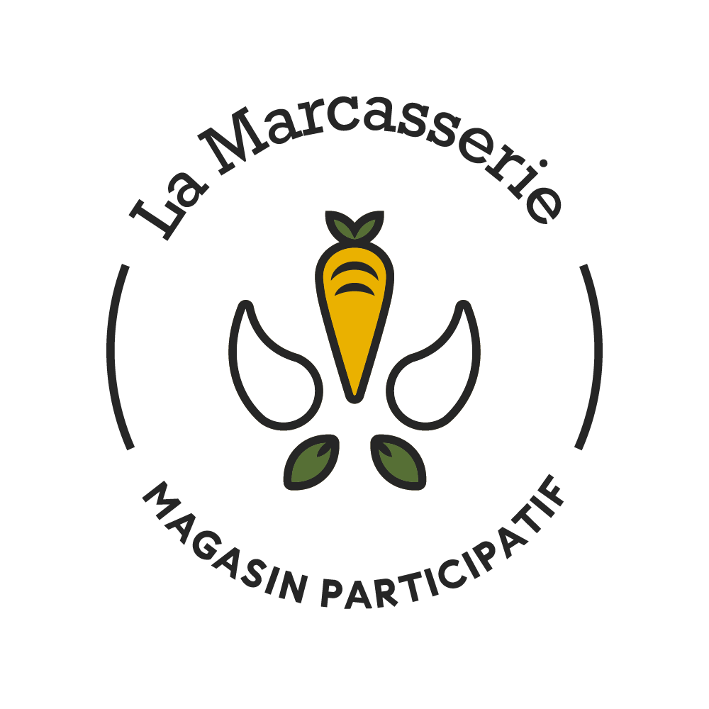 Représente le logo de l'association, entouré de texte indiquant le nom de l'association, La Marcasserie, au dessus du logo, et sa forme de magasin participatif en dessus.
